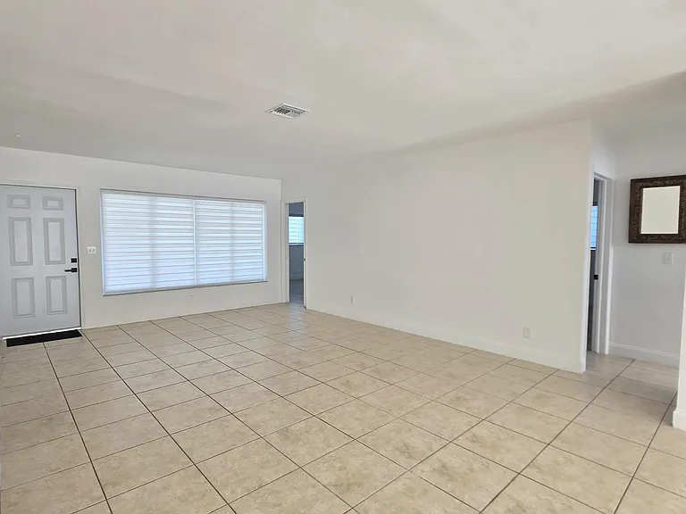 806 N 31st Ct — Photo 8