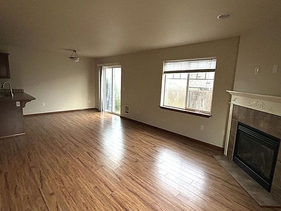 5th image of 3303 182nd St NE