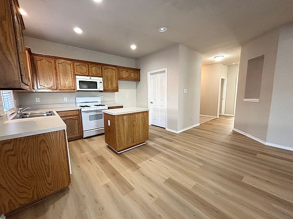 4th image of 5017 Bedfordshire Dr