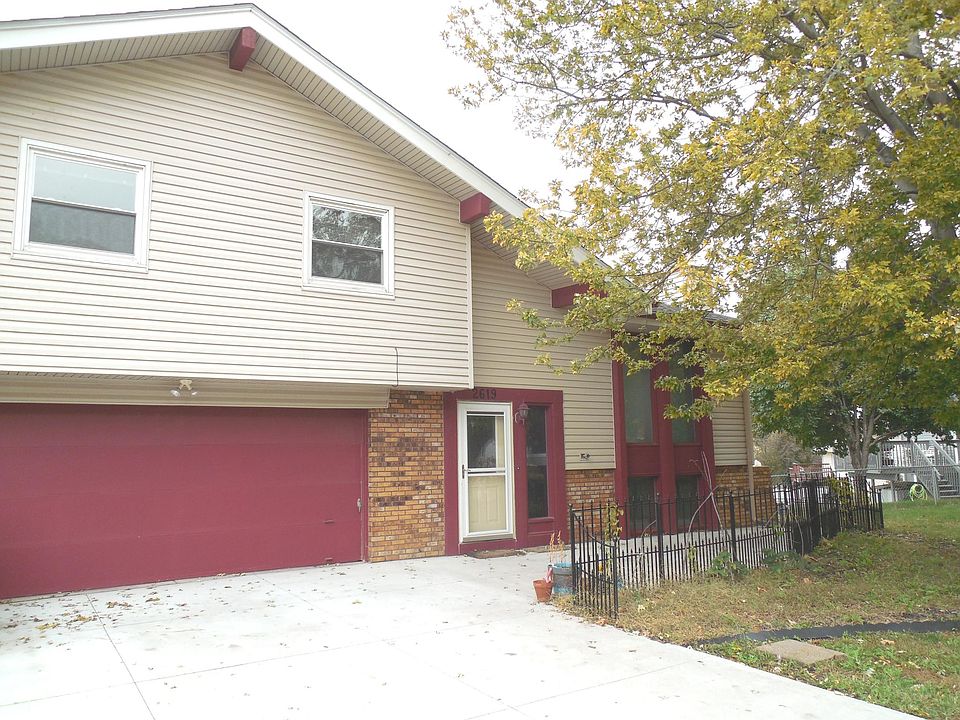 Tastefully Decorated, Large Home and Lot in Bellevue !!