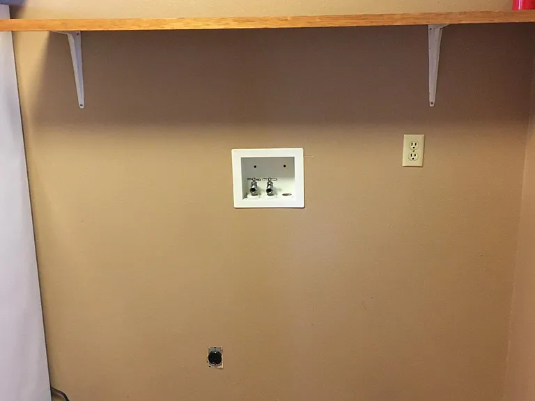 Washer/Dryer area next to kitchen.