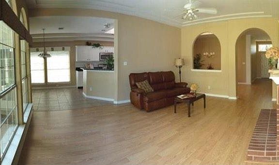 Living and breakfast area