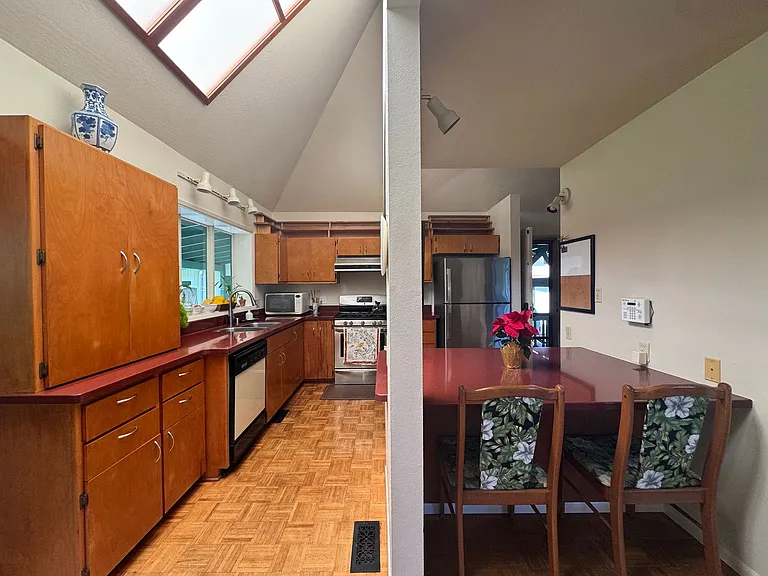 230 Kapualani St — Photo 6