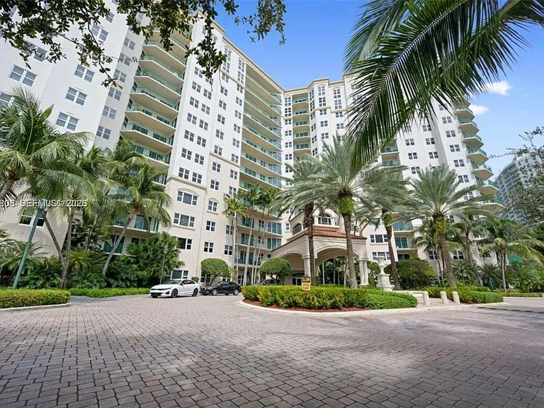 20000 Country Club Dr #906 — Photo 2