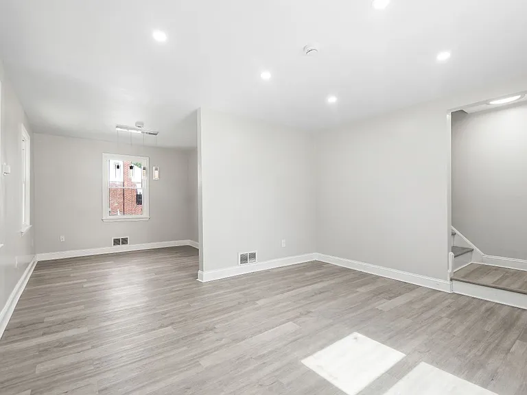 5204 Lackawanna St — Photo 4