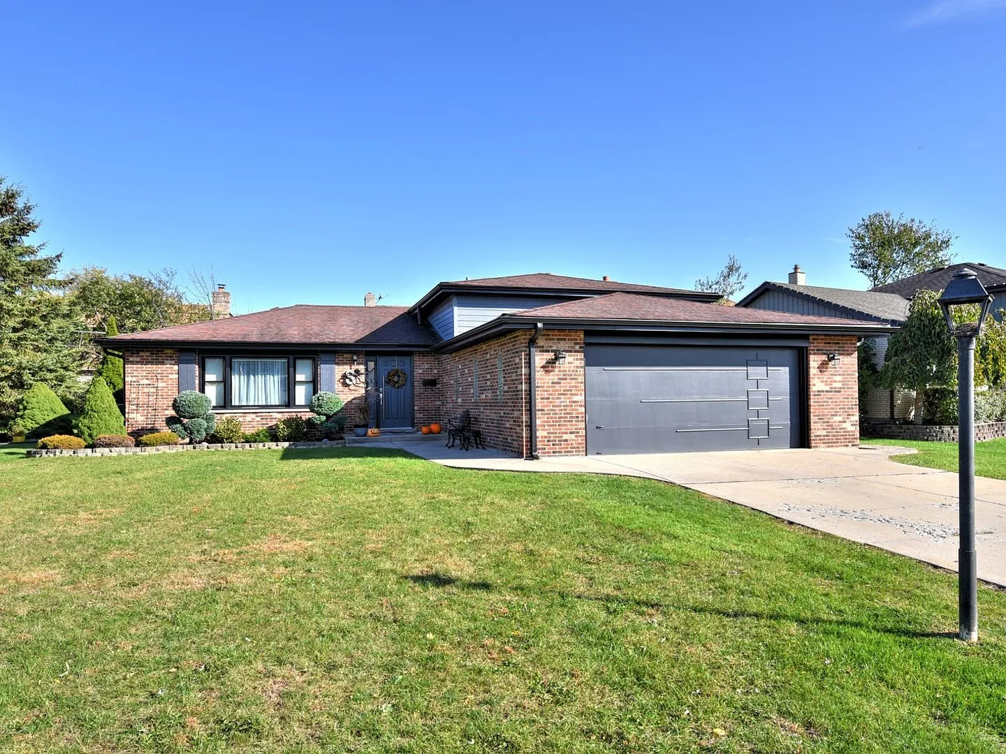417 N Wilson Ln photo 1