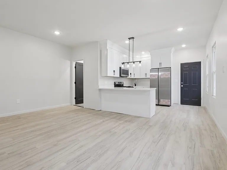 540-542 E 25th St #1A — Photo 5