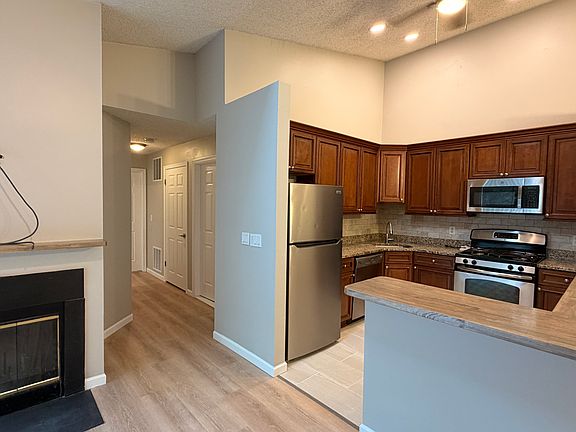 2nd image of 602 Lilac Ln Unit 602
