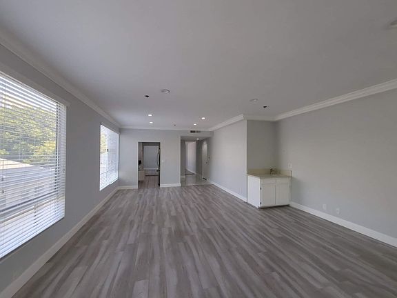 3rd image of 1844 Thayer Ave #202