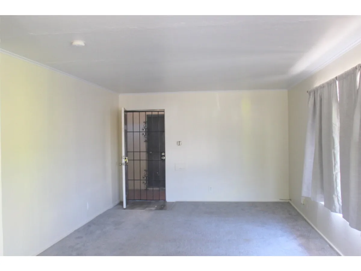 Building Photo - 123 W 10th St #1