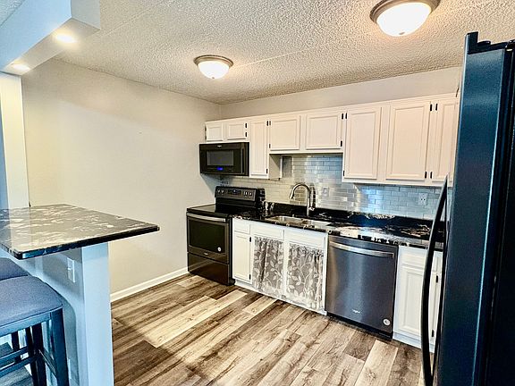 5th image of 1050 N Farnsworth Ave APT 111