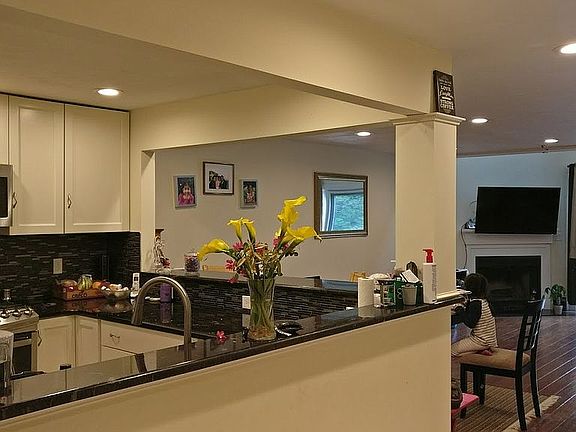 5th image of 7 Hawthorne Vlg APT B