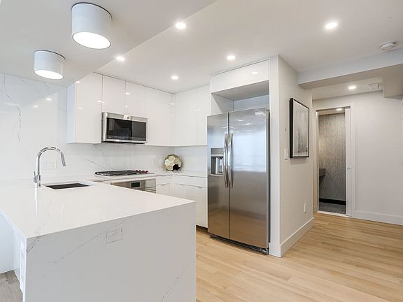 3rd image of 200 E 66th St APT B0602