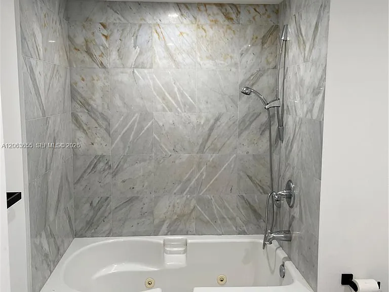 31 SE 5th St #2103 — Photo 11