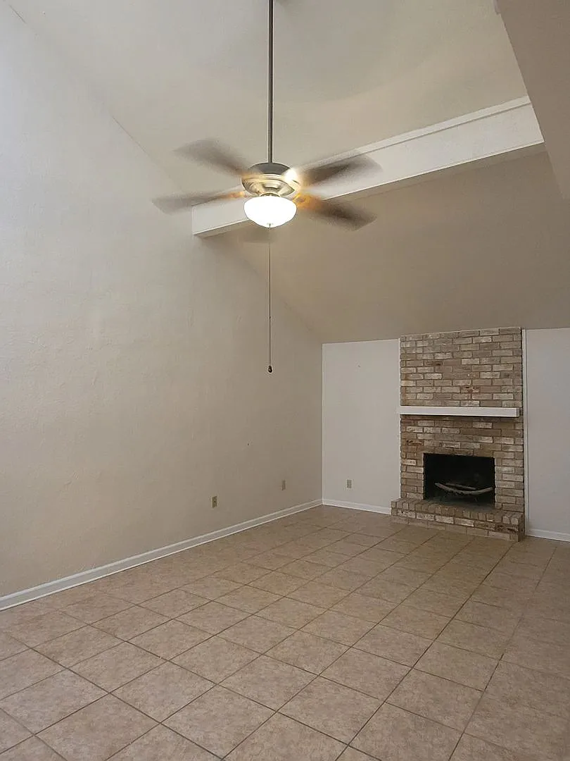 Townhouse off of 75th St. / 6 Blocks from Seawall — Photo 4