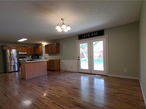 4th image of 425 Booth Ave