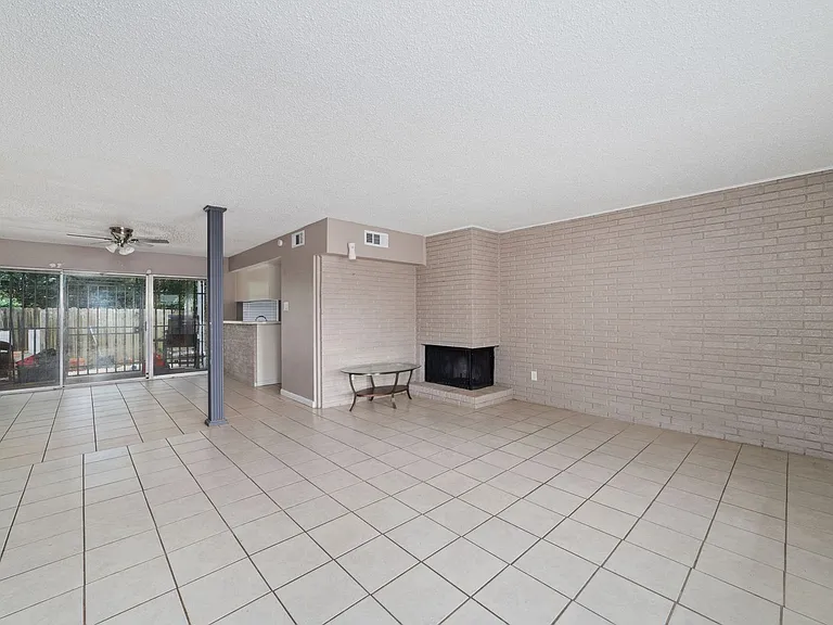 Newly Renovated Apartment In Houston — Photo 19