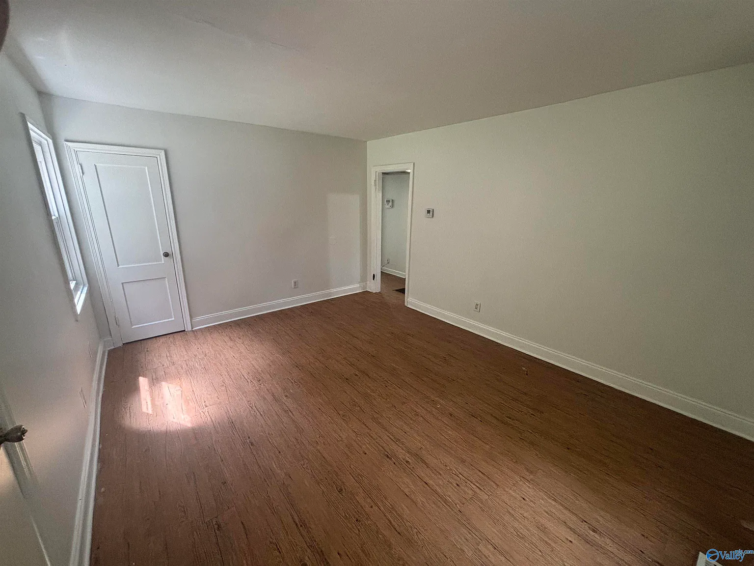 3 bed, 1.0 bath, 1036 sqft, $1,000 — Photo 2
