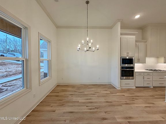 3rd image of 933 Mullican Rd