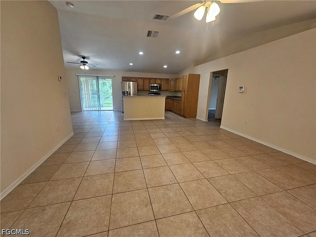 3 bed, 2.0 bath, 1428 sqft, $1,750 — Photo 2