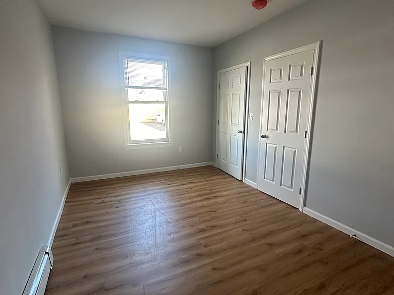 78-80 82 84 Burnside Ave #B — Photo 5