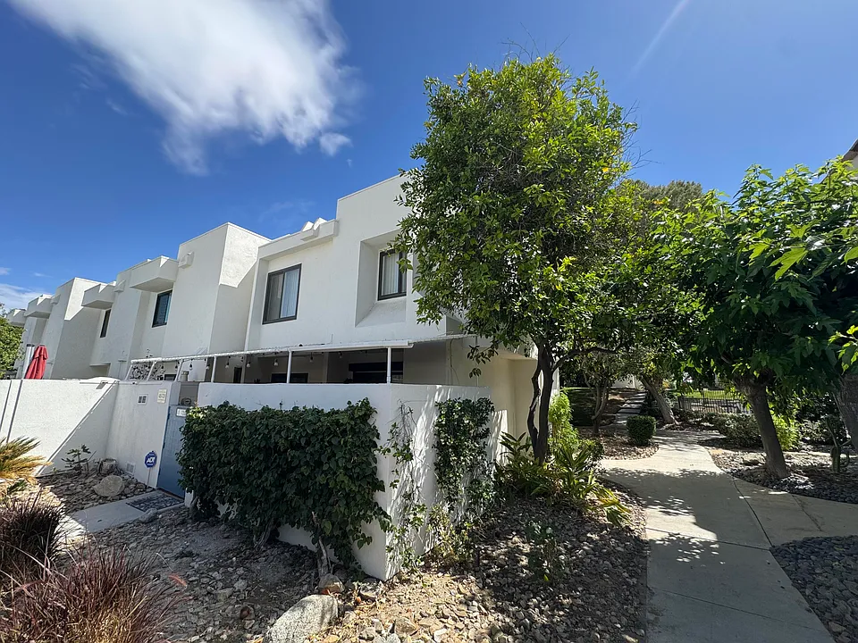 48728 Desert Flower Dr