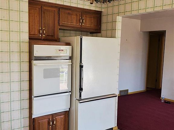 4th image of 645 E 300th St
