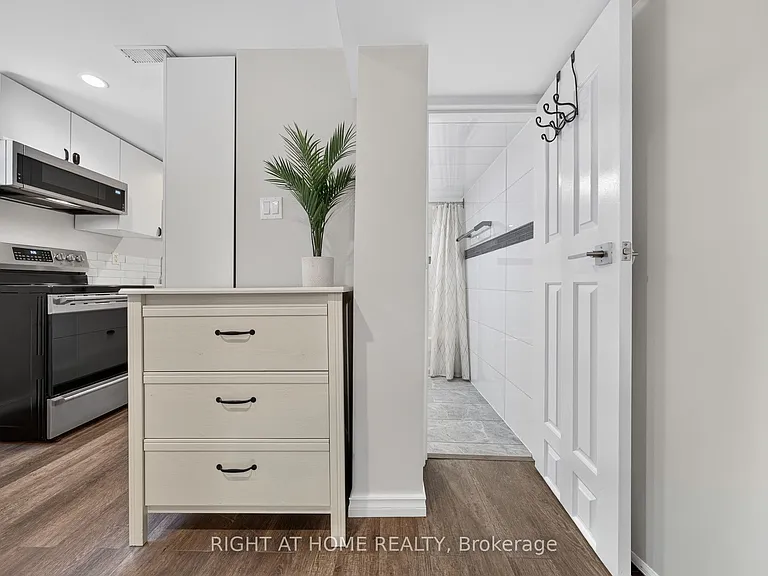 1599 Sandgate Cres #LOWER — Photo 21