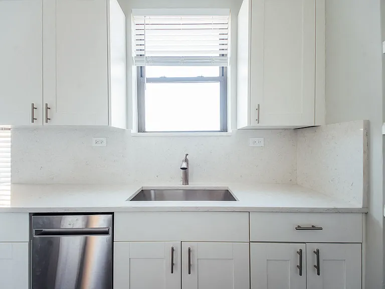 4329: Unit N2, 1BD - Kitchen