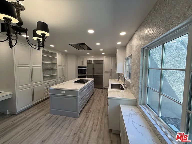 519 N Rexford Dr — Photo 12