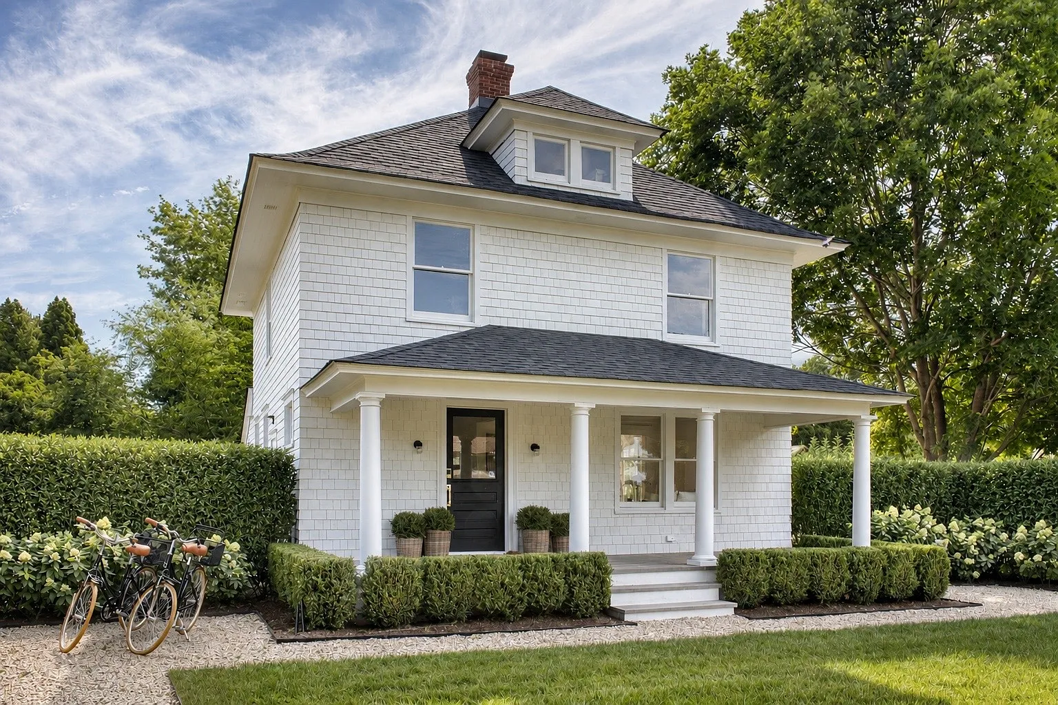 Designers Own Sophisticated Bridgehampton Classic — Photo 4