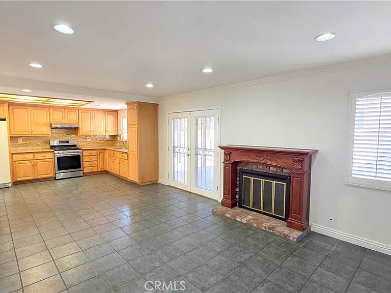 335 Eola Dr — Photo 4