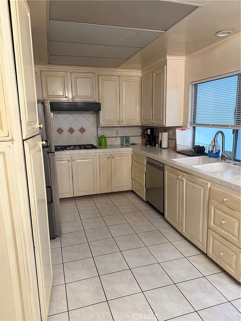9504 E Naomi Ave — Photo 3