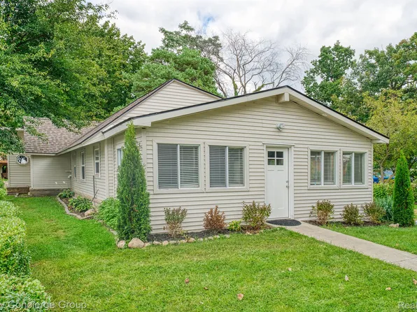 6340 Island Lake Dr, Brighton, MI 48116