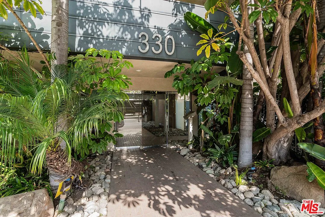 Building Photo - 330 S Barrington Ave #210