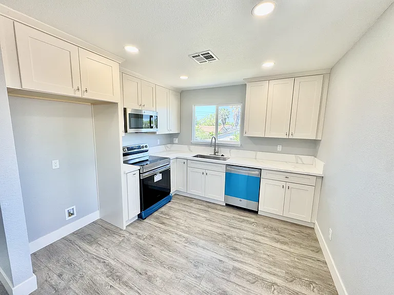 10426 Reymouth Ave — Photo 7