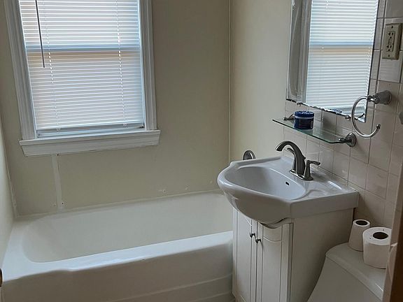 5th image of 1065 Charles Ave