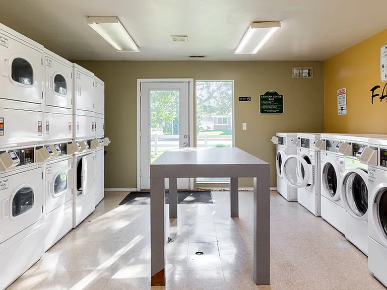 24 Hr Convenient Laundry Facility