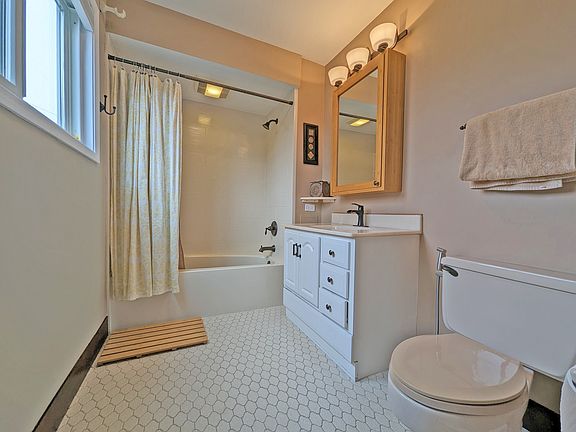 5th image of 1739 Ferndale Ave