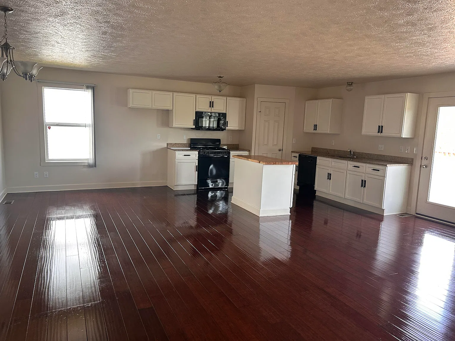 3 bed, 1594 sqft, $1,800 — Photo 3