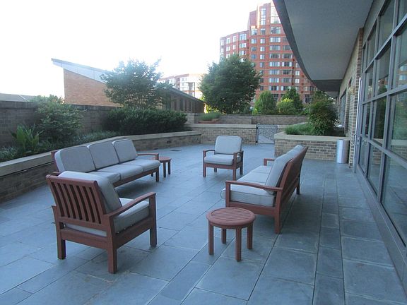 Lobby outdoor seating