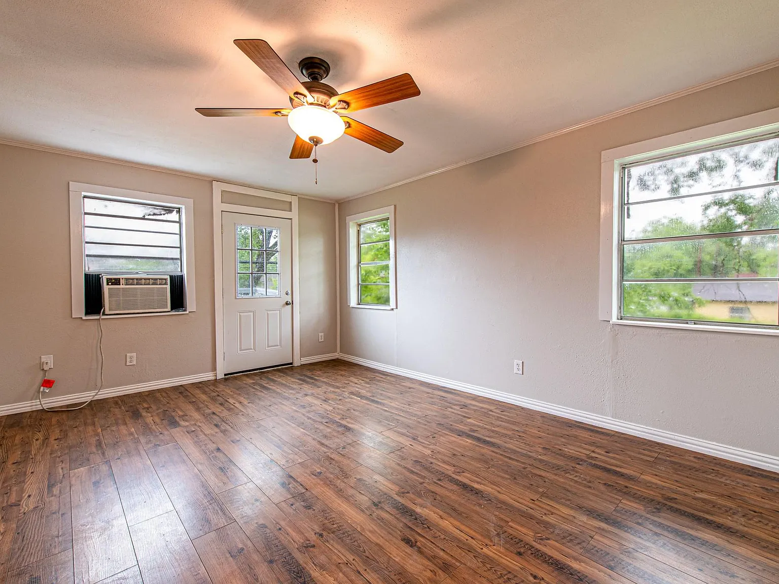 1 bed, 1.0 bath, 982 sqft, $895 — Photo 4