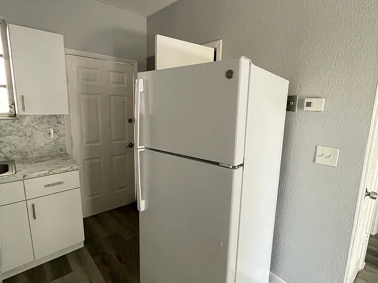 851 SW 4th St #9 — Photo 5