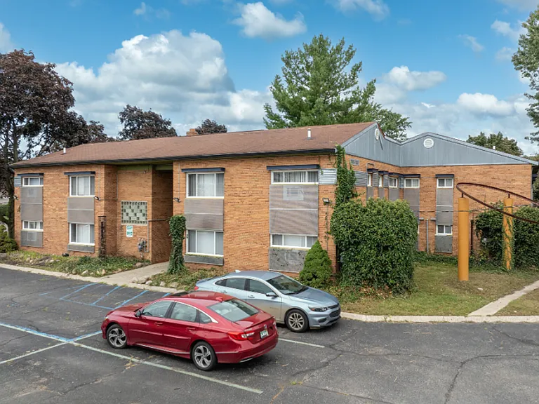 Walnut Manor Apartments — Photo 10