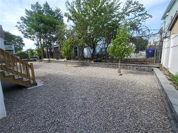 5th image of 729 Potters Ave