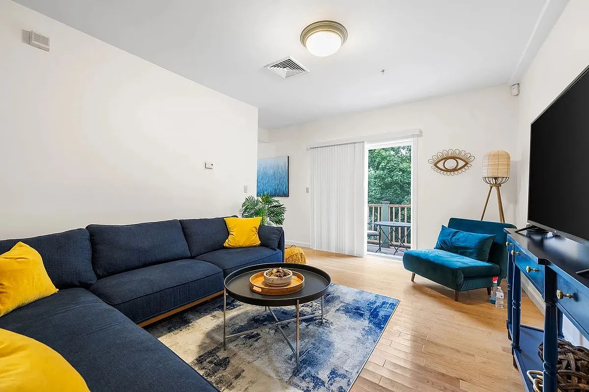2 bed, 1.0 bath, 825 sqft, $2,800 — Photo 2
