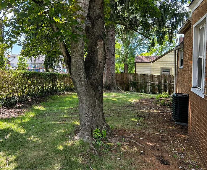820 Center Ave — Photo 4