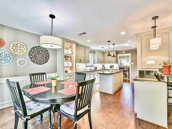 3rd image of 127 Bluebonnet St