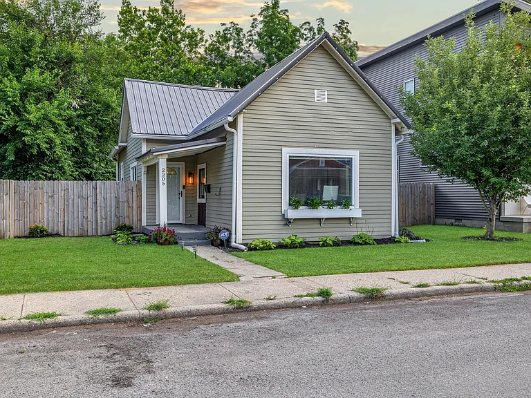 2205 Pleasant St — Photo 1