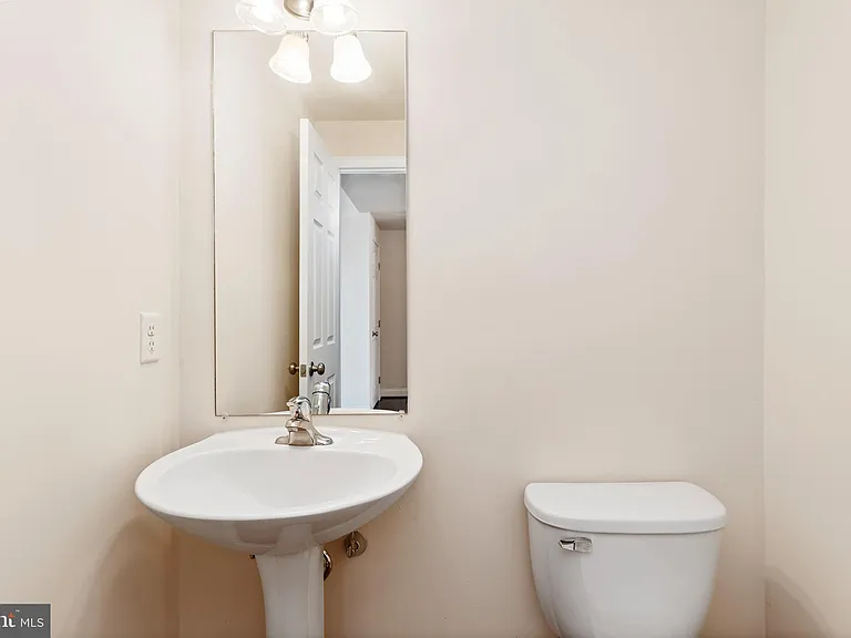 1323 Saxton Way — Photo 14